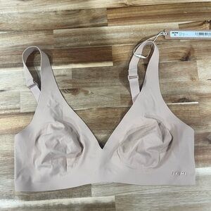 Skims Kim Kardashian Women’s Plunge Bra XS. Taga taken off but only worn once